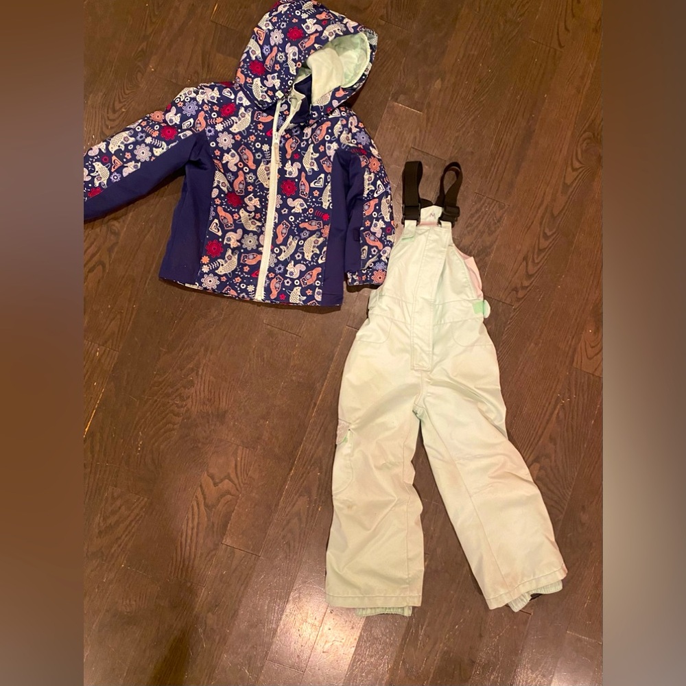 Girls snow set size 4/5. Adjustable snaps for growth and length.